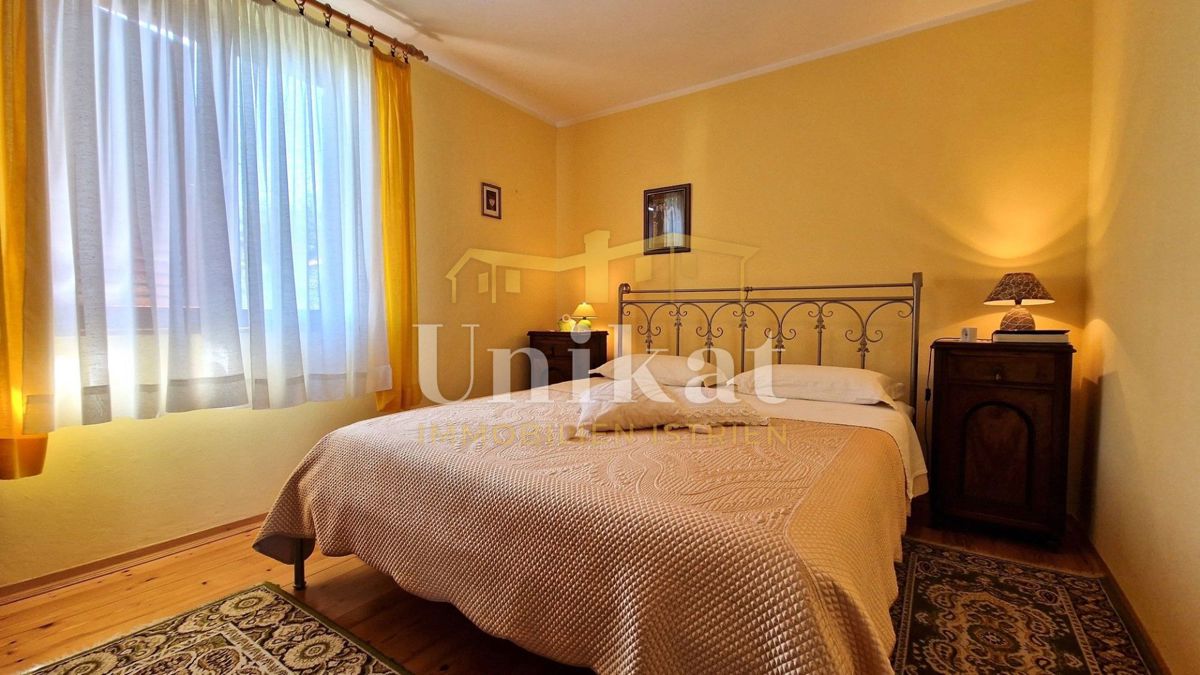 Casa indipendente con appartamento, cantina e garage con vista mare, Buje